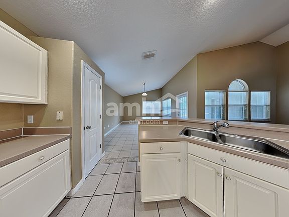 3rd image of 1591 Crawford Dr