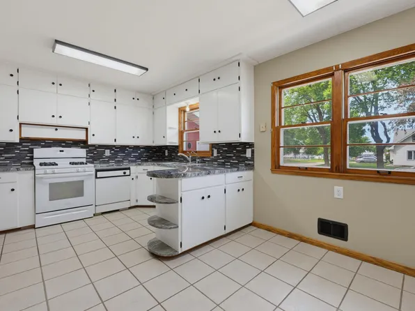 821 Ash Ave, Bird Island, MN 55310