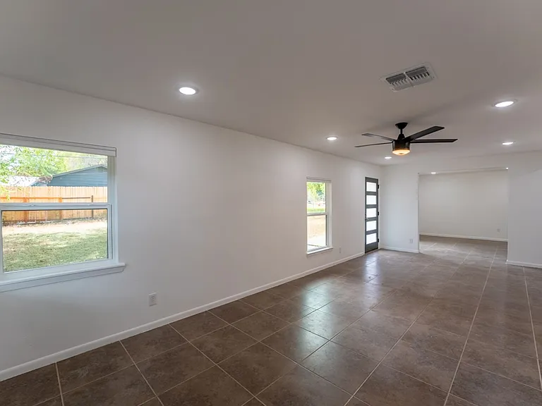 1307 Berkshire Dr — Photo 9
