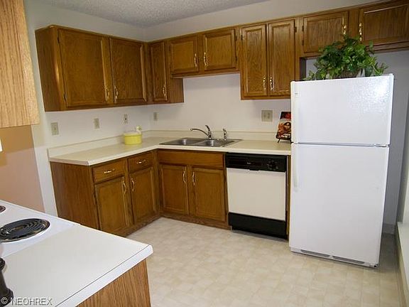 5th image of 220 Fox Hollow Dr APT 110