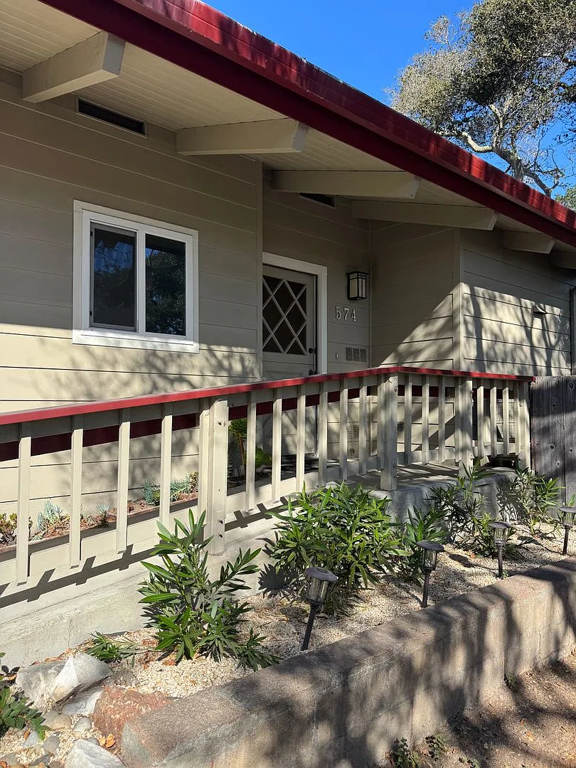 Coastal Charm and Modern Comfort at 574 El Callejone — Photo 2