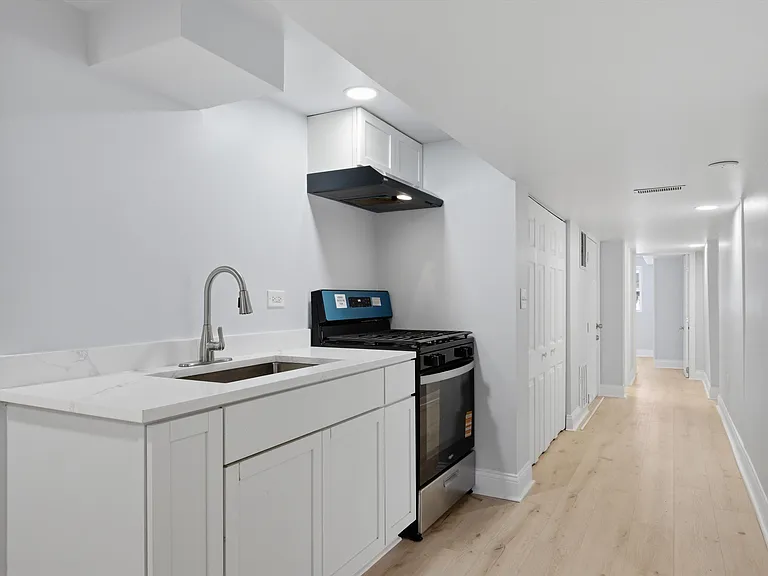 541 N Lawndale Ave — Photo 5