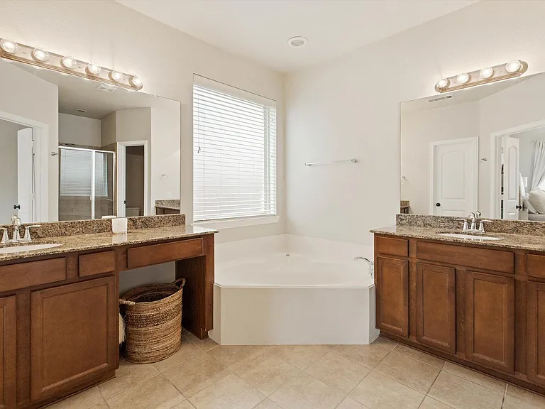 8720 Devonshire Dr — Photo 20