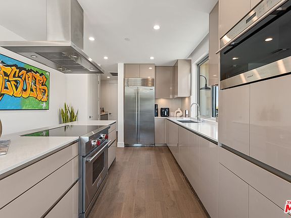 4th image of 728 N Sweetzer Ave #401