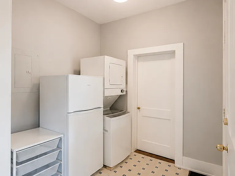 Entrance / Laundry