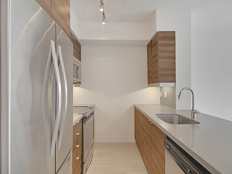 525 Adelaide St W — Photo 16
