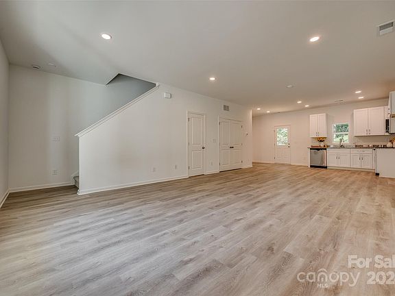 5th image of 702 W Virginia Ave