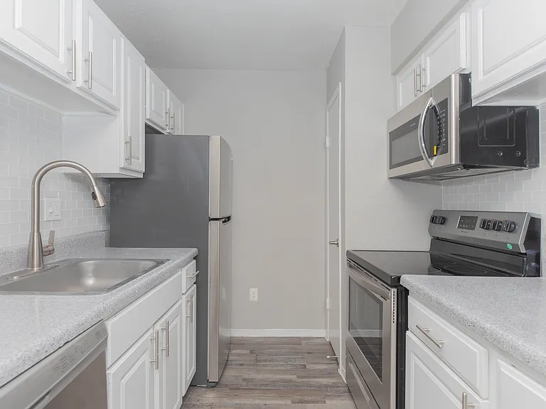 Kendall Manor — Photo 28