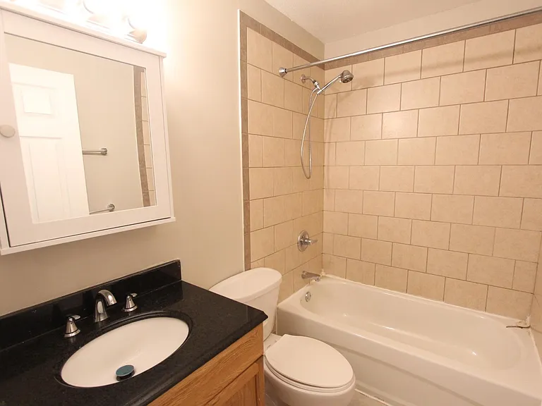 2160 Laurier Ave — Photo 8