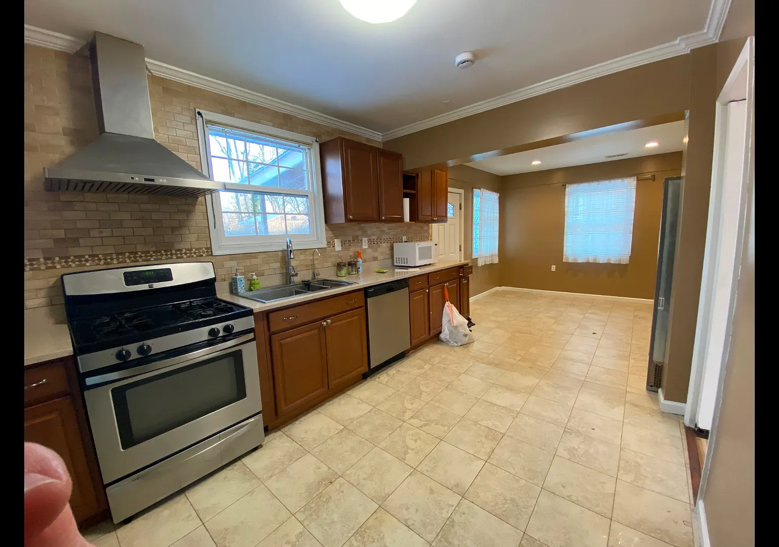 3 bed, 1418 sqft, $2,900 — Photo 3