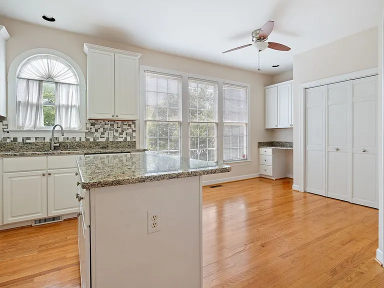 202 Greenview Dr — Photo 12