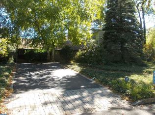 8 Foxglove Rd, Levittown, PA 19056