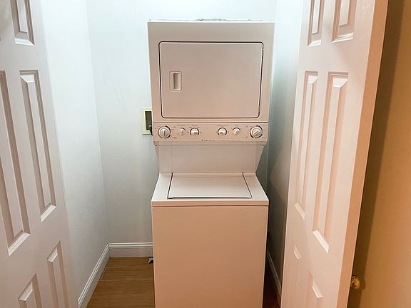 2nd image of 284 John St #1R