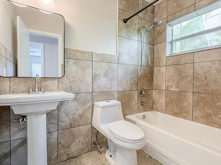1210 SW 26th St #4 — Photo 9