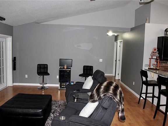 4th image of 713 Park Valley Cir