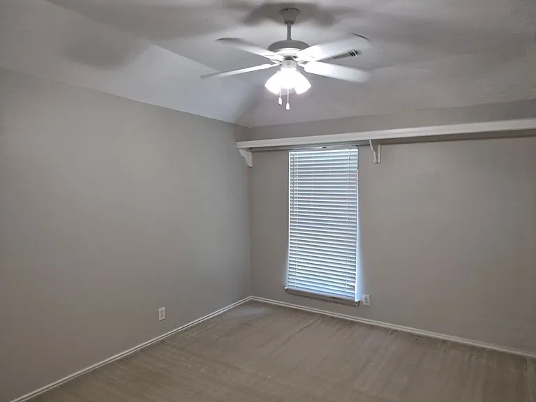 712 Moss Wood — Photo 32