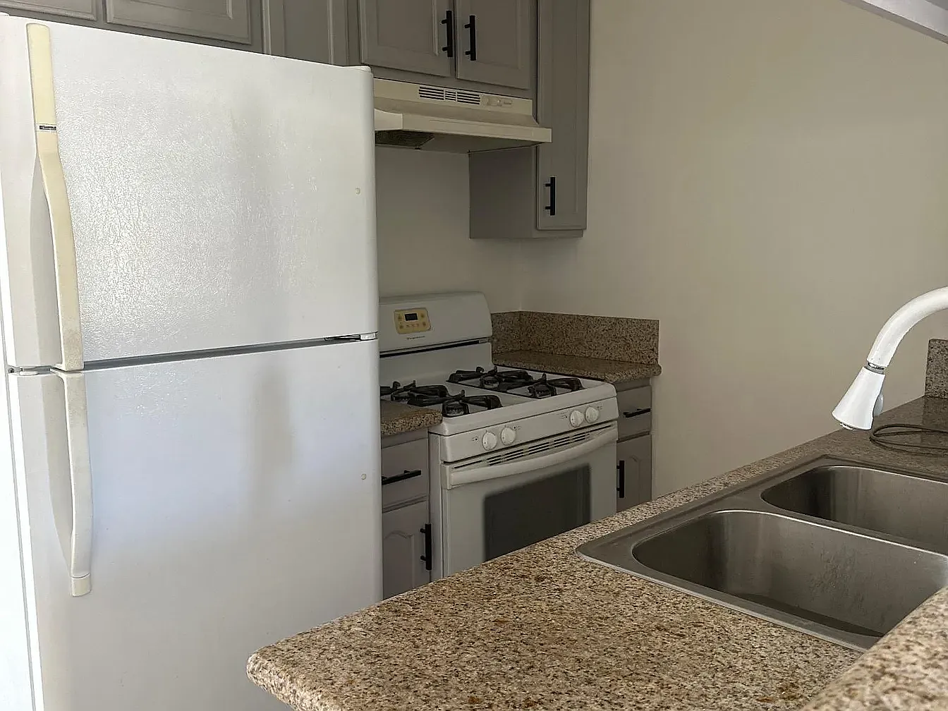 1 bed, 400 sqft, $1,900 — Photo 2