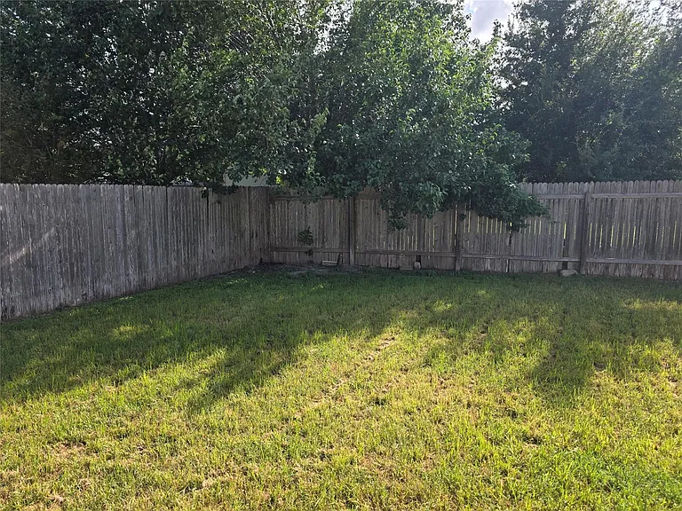 319 Riverwalk Dr — Photo 7