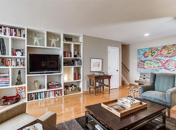 5th image of 4044 Buena Vista St APT 211