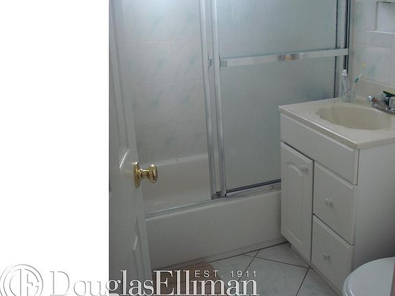 4th image of 2322 28th St APT 3B