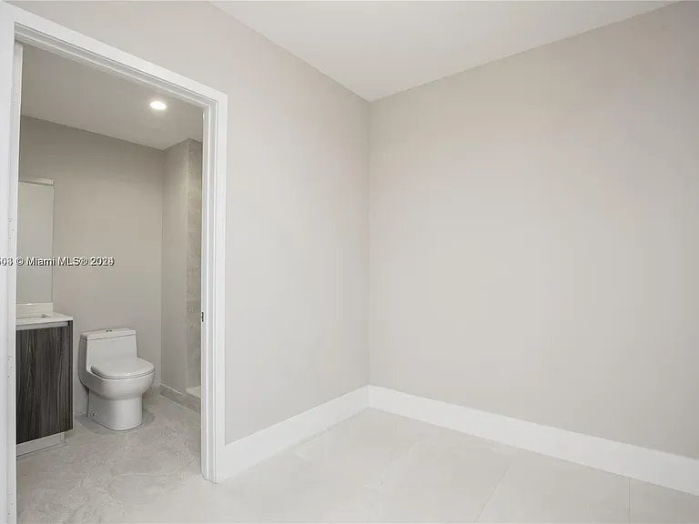 488 NE 18th St #311 — Photo 11