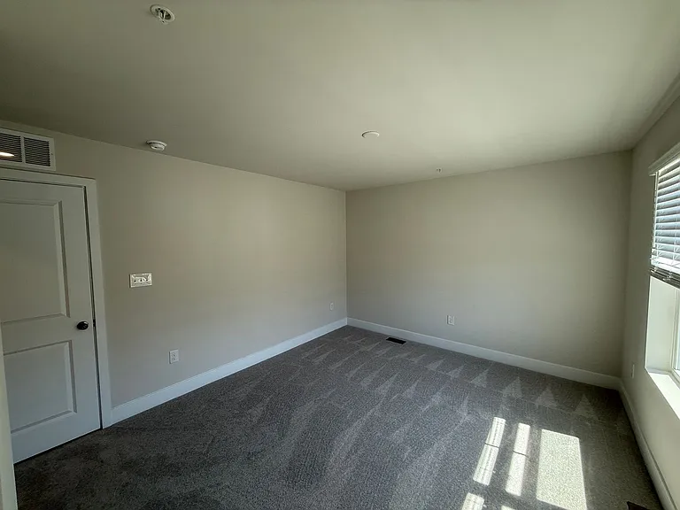 2104 Winterberry Ln — Photo 7