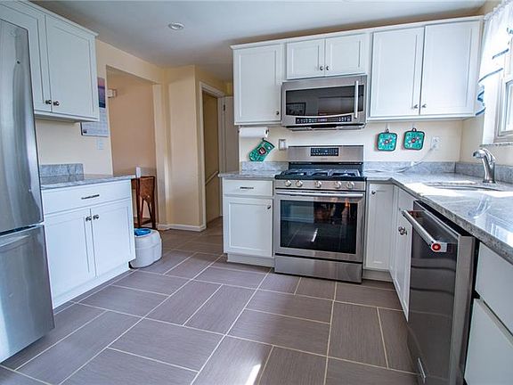 4th image of 221 Greenfield Ave