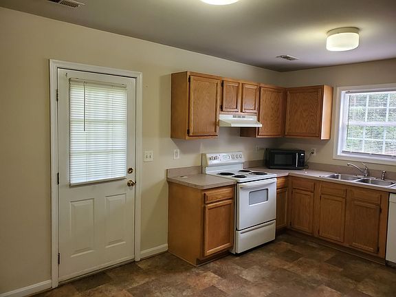 3rd image of 188 Aberdeen Dr