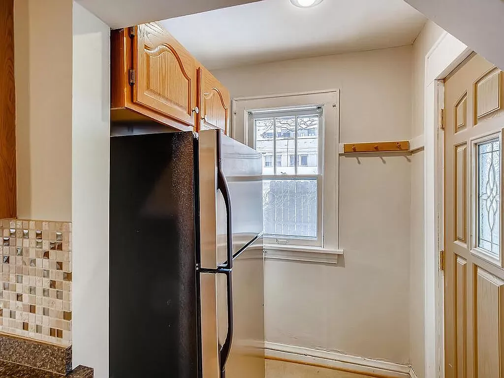 8 bed, 3129 sqft, $5,200 — Photo 4