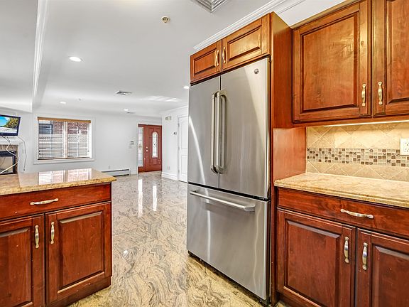 4th image of 2132 Linwood Ave Unit C