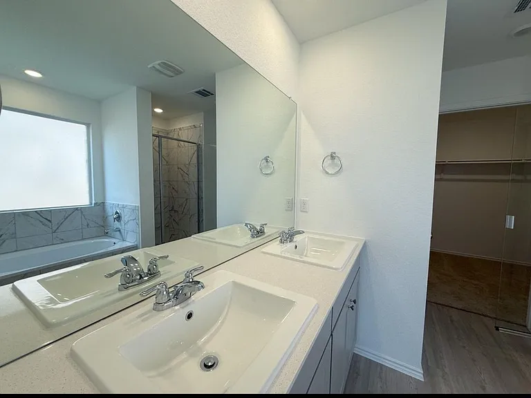 124 Greystone Ct — Photo 5