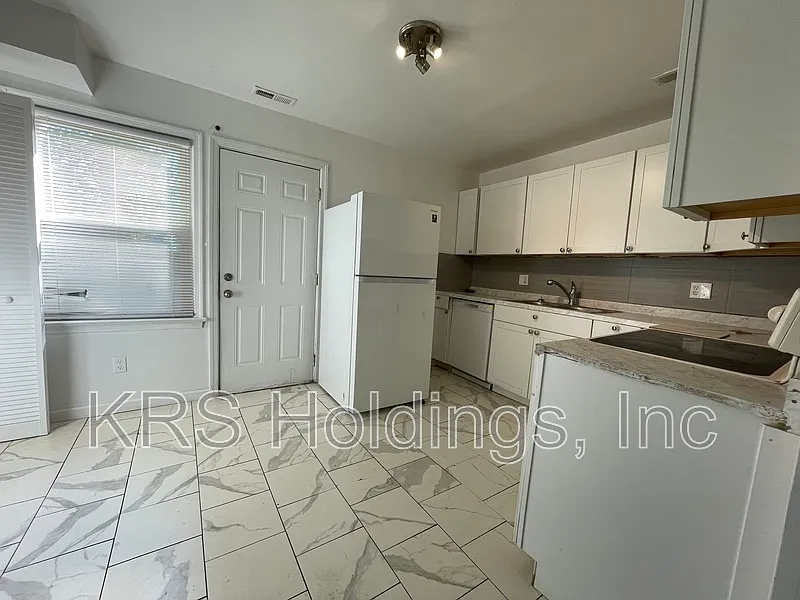 3 bed, 2.0 bath, 1040 sqft, $1,595 — Photo 2