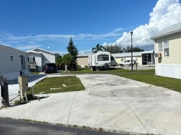 11631 Dawn Cowrie Dr, Fort Myers, FL 33908