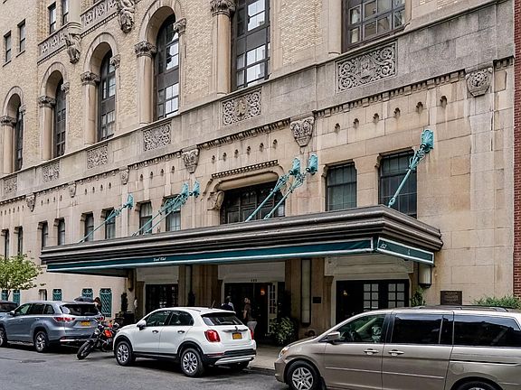 3rd image of 253-263 W 73rd St #1E