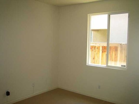 5th image of 3915 Holdrege Way