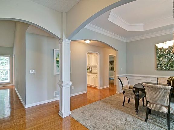 5th image of 129 Blackberry Ln