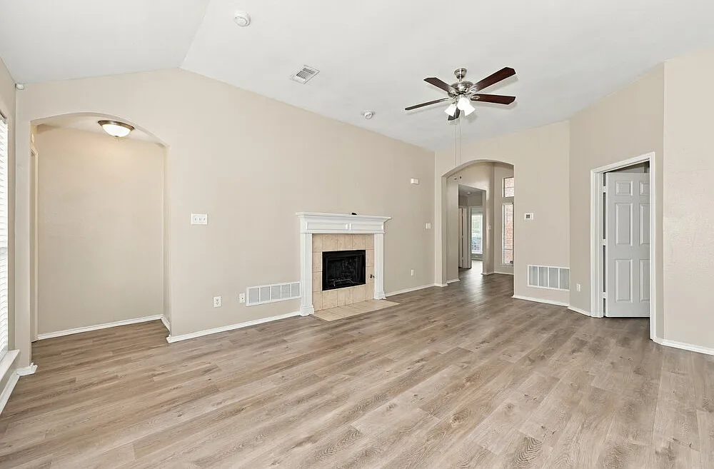 3 bed, 2.0 bath, 1745 sqft, $2,440 — Photo 4