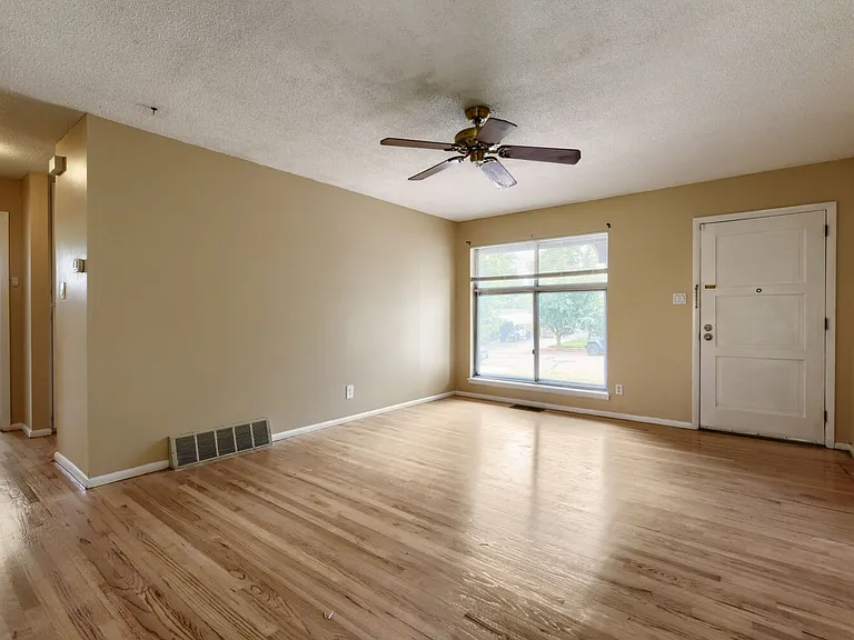3006 Hudson St — Photo 4
