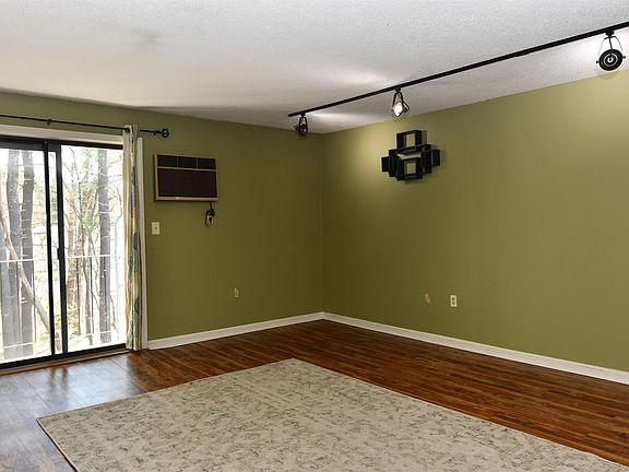 5th image of 3 Knightsbridge Drive #302