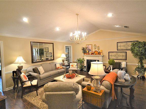 5th image of 18 Broadmoor Dr