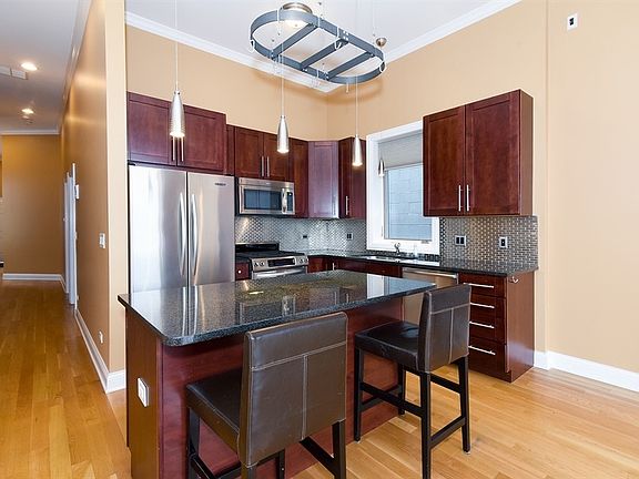 4th image of 2431 W Walton St #3