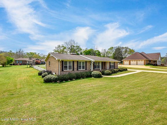 3rd image of 7 Redbud Dr