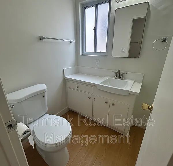 321 E Tujunga Ave #J — Photo 9