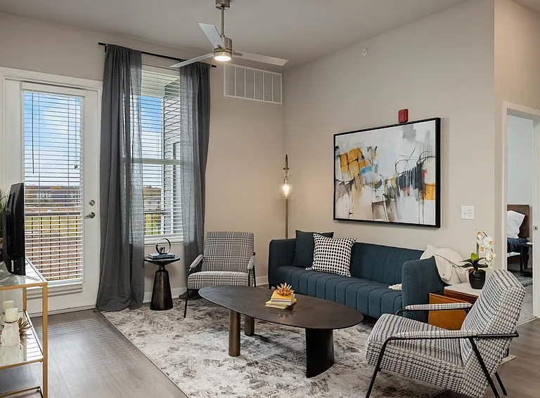 Azure Apartments — Photo 5