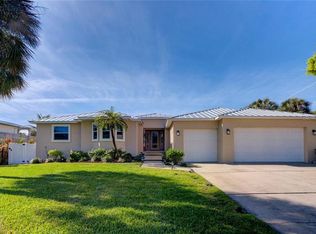 102 16th St, Belleair Beach, FL 33786