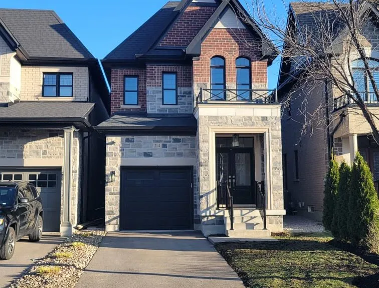 214 Cranbrook Cres — Photo 1