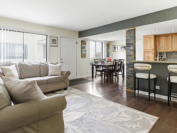3rd image of 2S734 Winchester Cir W Unit 3