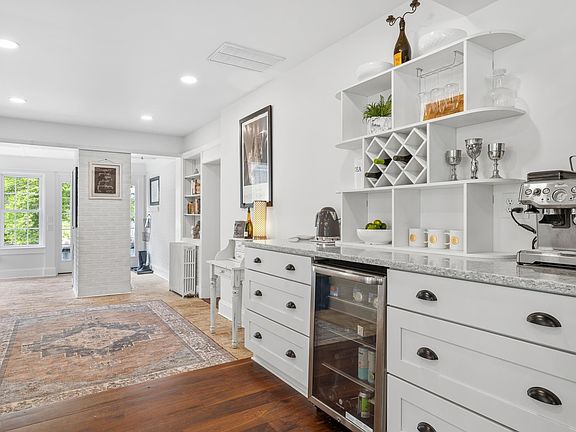 3rd image of 104 Buckingham Cir