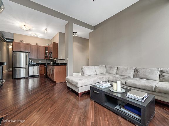 3rd image of 4704 N Winthrop Ave APT 1A