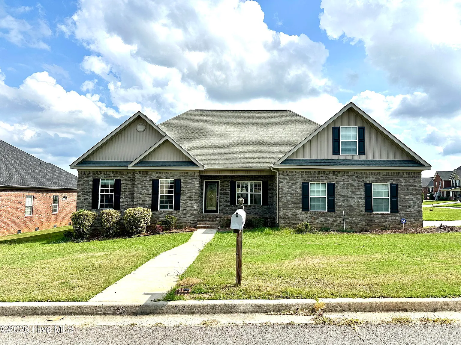 4 bed, 2.0 bath, 2321 sqft, $2,350 — Photo 2